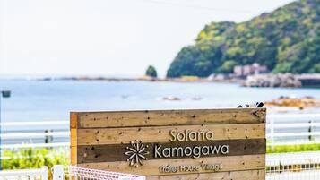 Un letrero de madera con la inscripción 'Solana Kamogawa Trailer House Village'.
