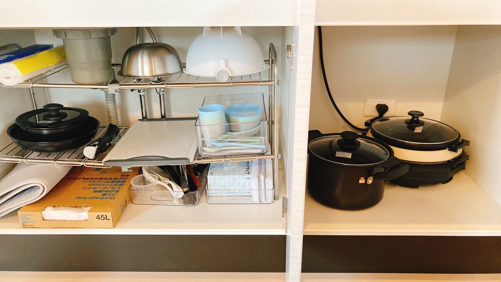 Una cocina con hervidor, ollas y un libro de cocina.