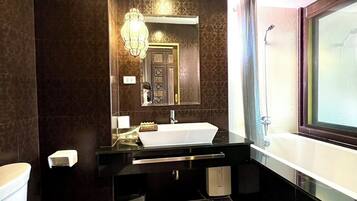 Superior Room, Balcony | Bathroom | Towels, soap, shampoo, toilet paper