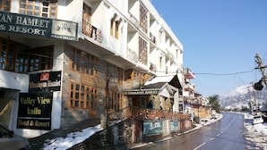 A hotel named 'Himalayan Hamlet & Resort' with a sign for 'Valley View Kullu Hotel & Resort'. - HimalayanHamlet ValleyView (Kullu)