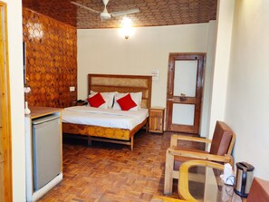 Kahden hengen deluxe-huone, parveke, jokinäköala | Yksilöllisesti sisustettu, yksilöllisesti kalustettu, työpöytä