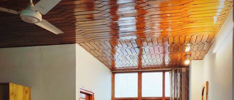 Deluxe tweepersoonskamer, balkon, uitzicht op rivier | Individueel gedecoreerd, individueel gemeubileerd, een bureau