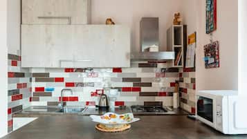 Jääkaappi, astianpesukone, keittoastiat/astiat/ruokailuvälineet