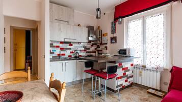 Frigorífico, lavavajillas y utensilios de cocina