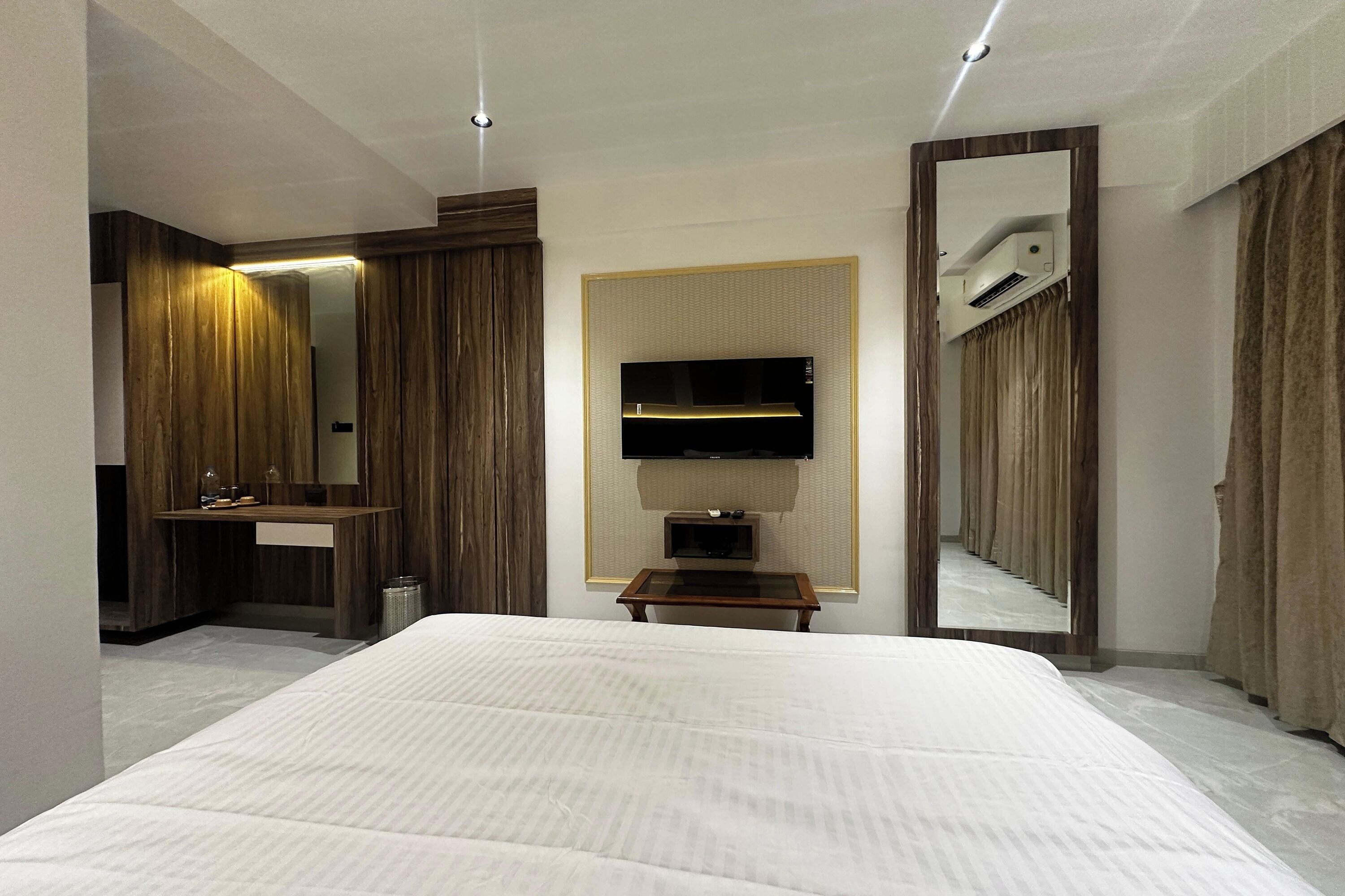 Desk, free WiFi, bed sheets