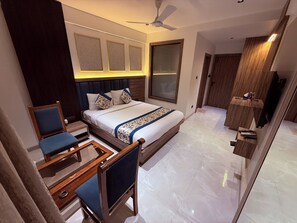 Desk, free WiFi, bed sheets - Hotel Kushala Grand, Dombivali (Ambernath)
