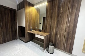 Desk, free WiFi, bed sheets - Hotel Kushala Grand, Dombivali (Ambernath)