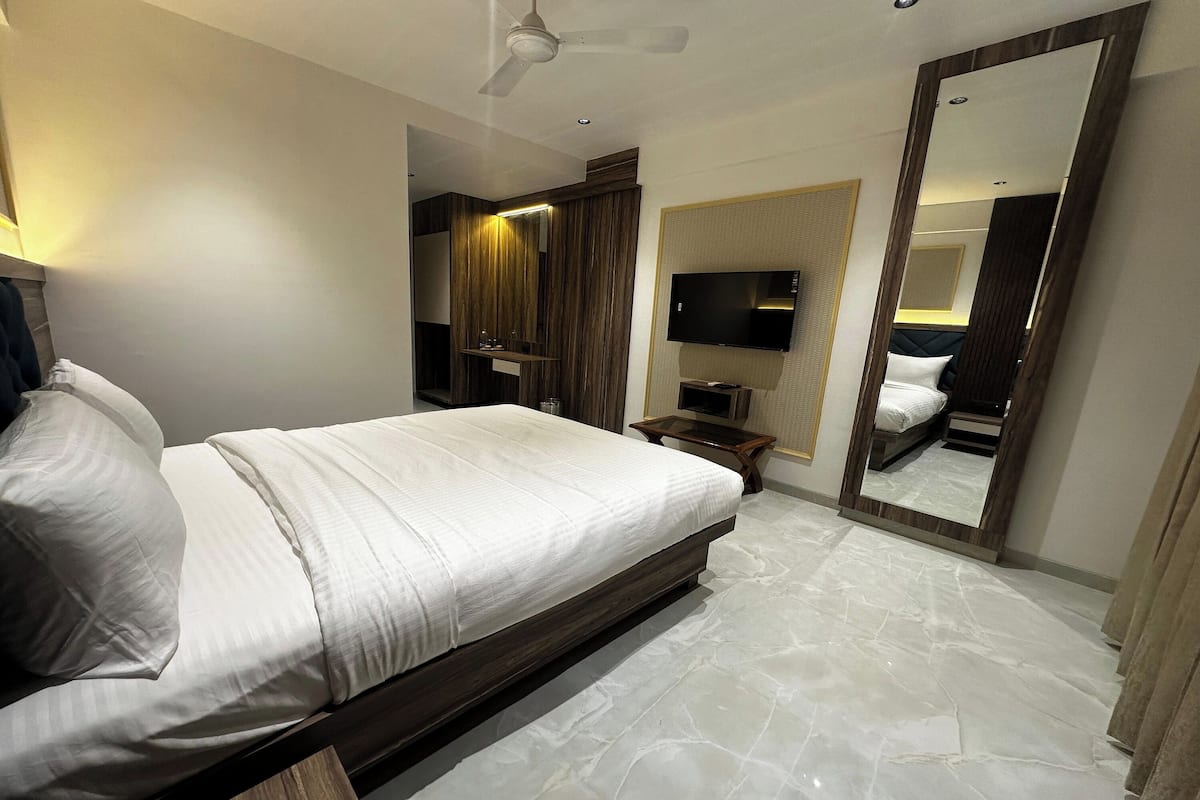 Desk, free WiFi, bed sheets