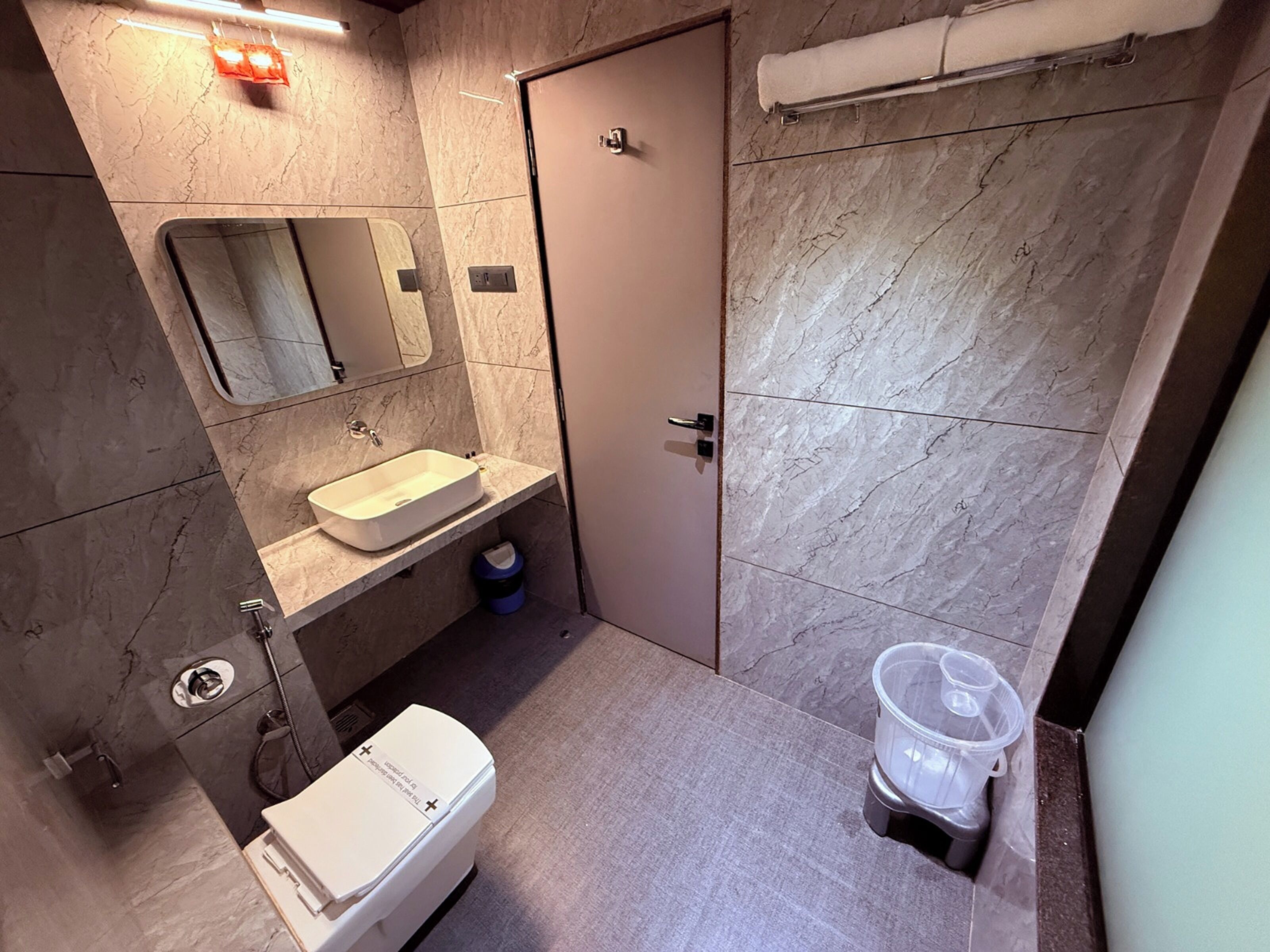 City View Room | Bathroom | Shower, free toiletries, towels