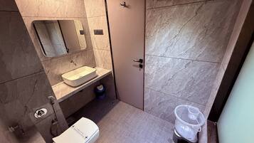 City View Room | Bathroom | Shower, free toiletries, towels