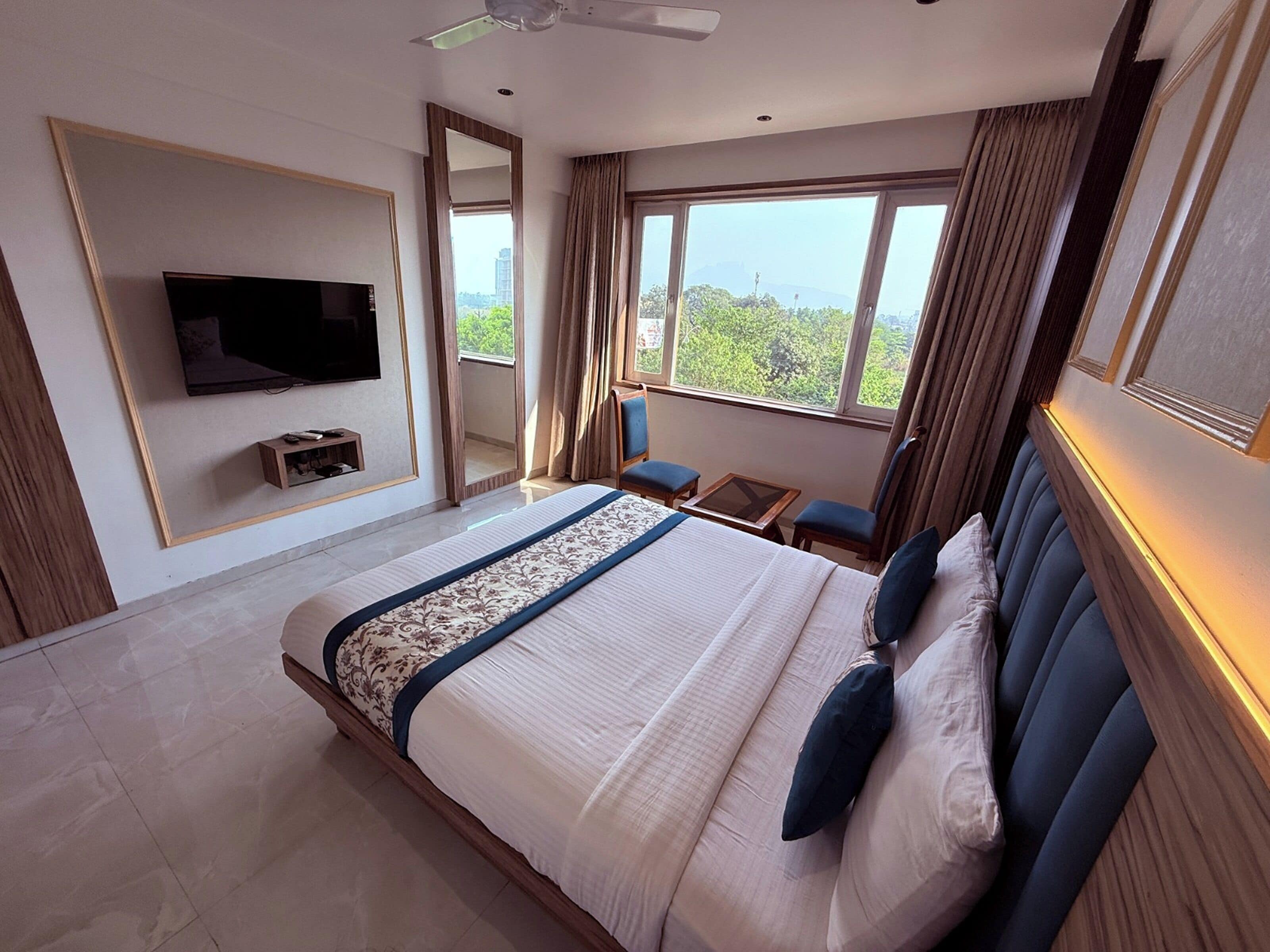 Escritorio, wifi gratis y ropa de cama 