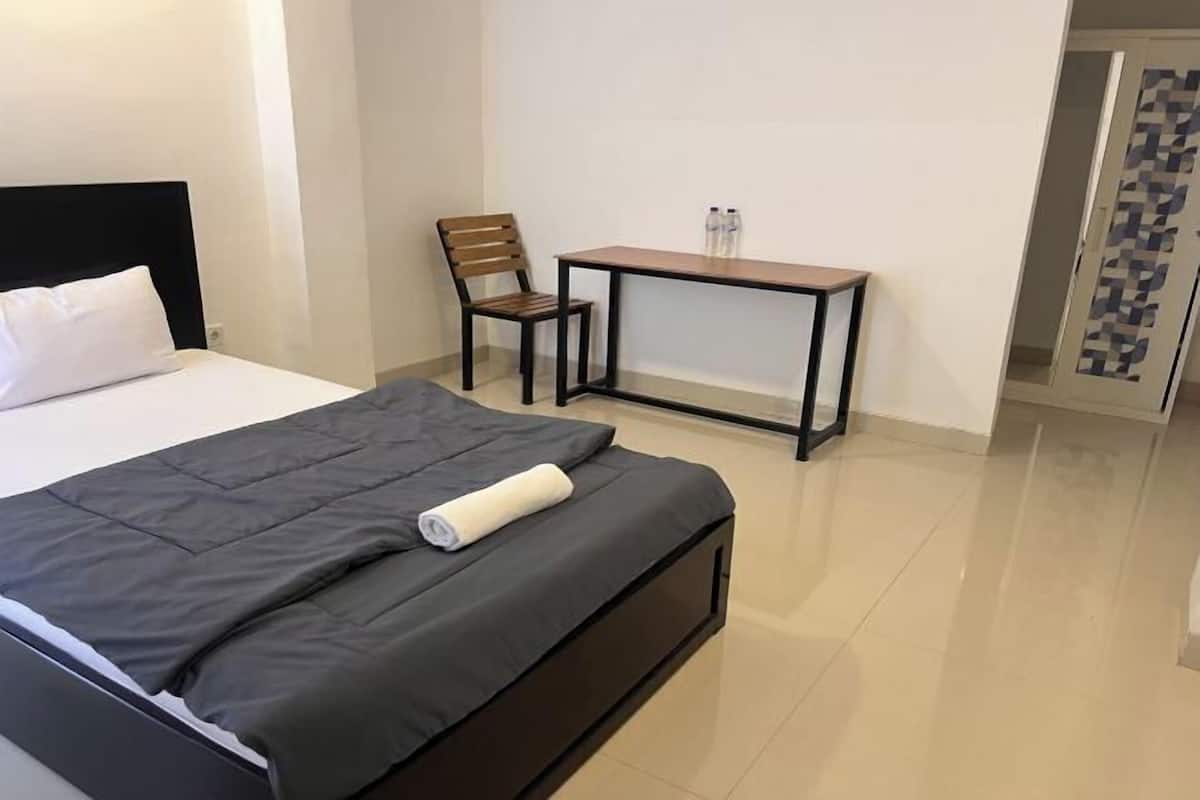 1 bedroom, desk, free WiFi, bed sheets