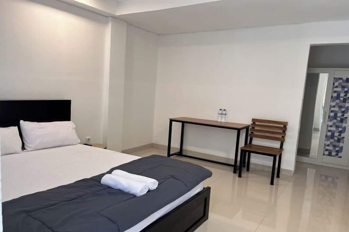 1 bedroom, desk, free WiFi, bed sheets