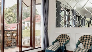 Villa | Oppholdsområde | En 32-tommers LCD-TV med kabel-kanaler