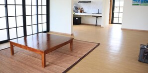 32-inch flat-screen TV with cable channels - Suisen By Semusim Villa (Cipanas)