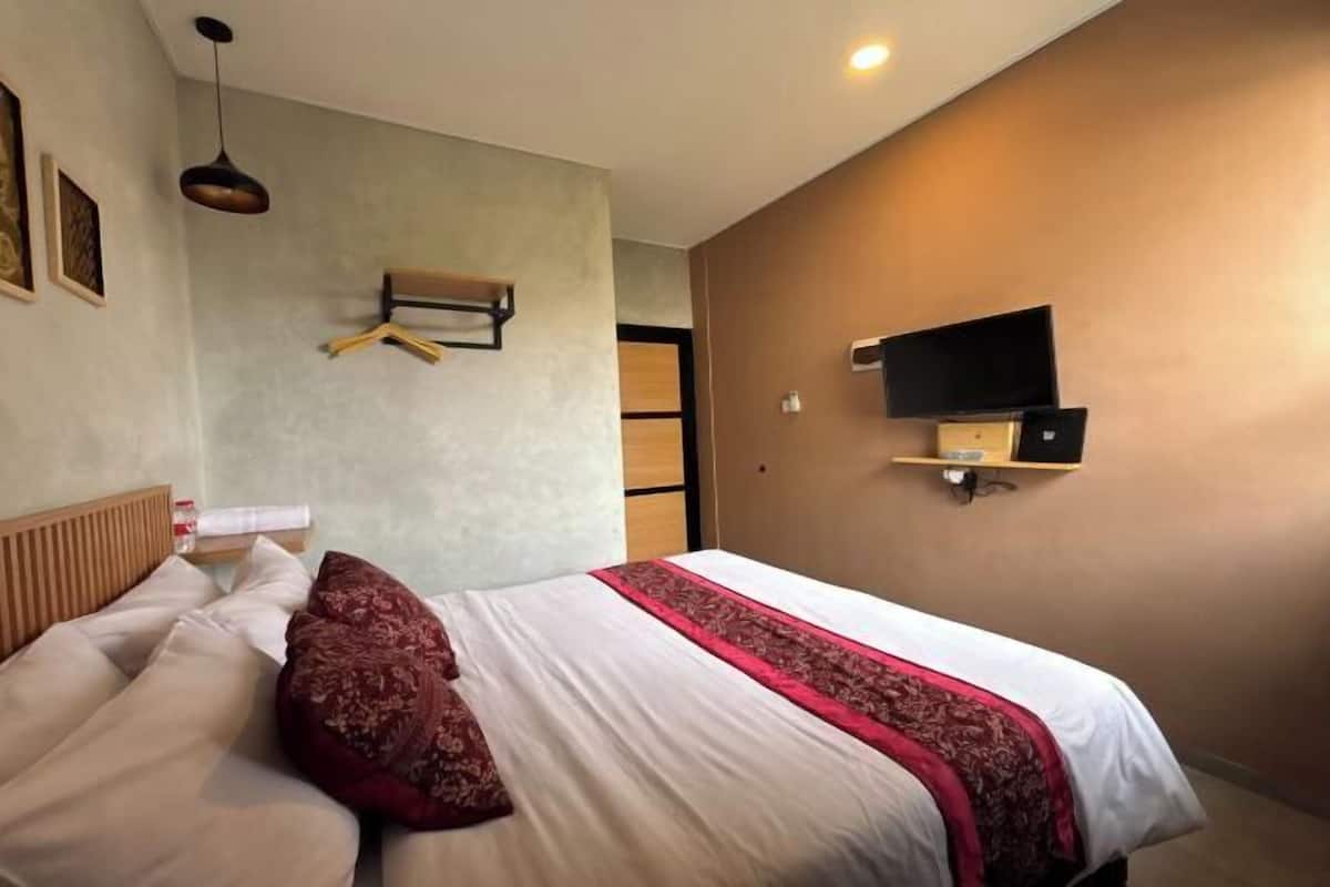 Desk, blackout drapes, iron/ironing board, free WiFi