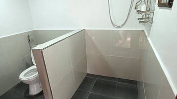 Triangle Deluxe | Bathroom | Shower, rainfall showerhead, free toiletries, towels