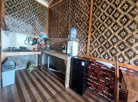 Fridge, cookware/dishes/utensils