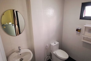Habitación con 2 camas individuales | Baño | Ducha, artículos de higiene personal gratuitos y secador de pelo
