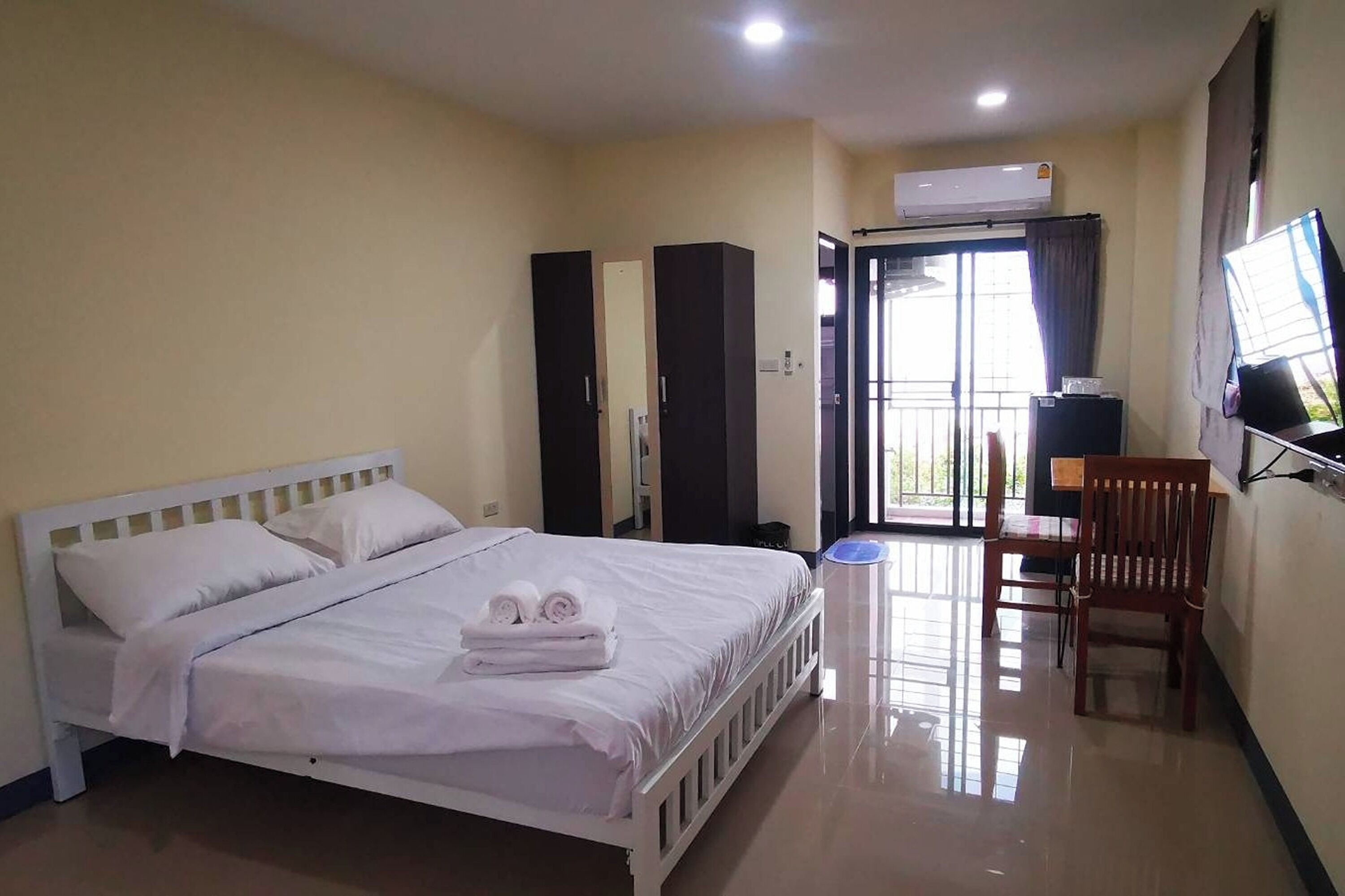 Desk, free WiFi, bed sheets