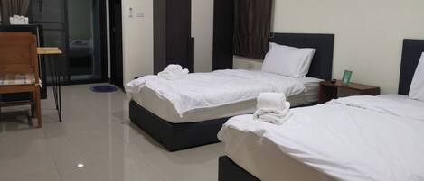 Twin Room | Desk, free WiFi, bed sheets