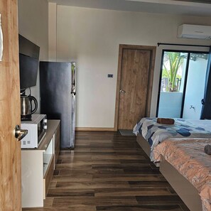 مكتب وواي فاي مجانًا وملاءات أسرّة