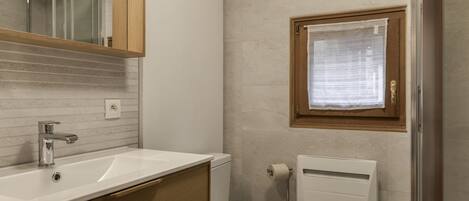 Een douche, een haardroger, handdoeken, zeep