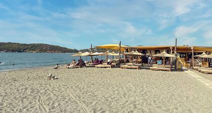 Beautiful apartment in Anavissos with WiFi