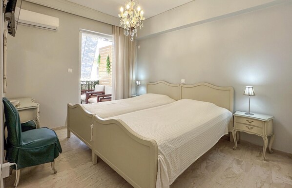 2 bedrooms, travel crib, free WiFi, bed sheets