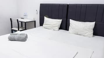 1 habitación, caja de seguridad en la habitación y escritorio