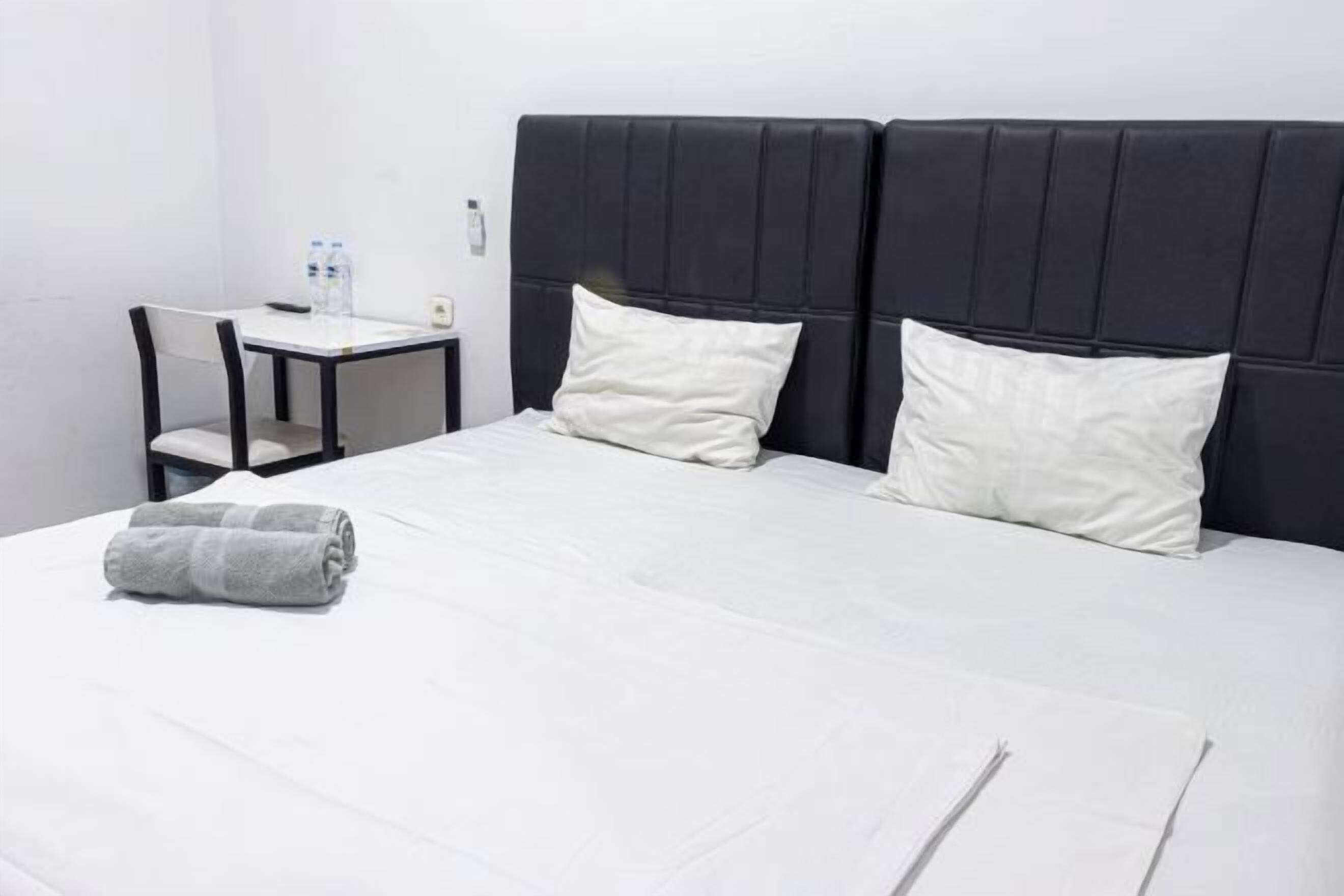 Cofres nos quartos, escrivaninha, ferros/tábuas de passar roupa