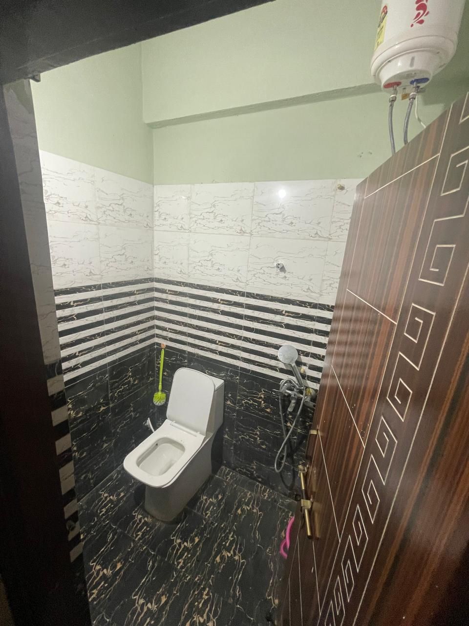 Une salle de bain équipée de toilettes, d’un bidet et d’une douche.