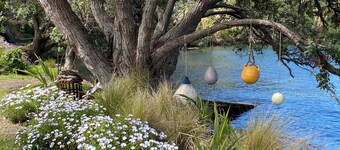 ‘BAYHAVEN’ on the waters edge at beautiful McKenzie Bay, Whangarei Heads