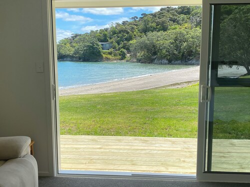 ‘BAYHAVEN’ on the waters edge at beautiful McKenzie Bay, Whangarei Heads