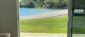‘BAYHAVEN’ on the waters edge at beautiful McKenzie Bay, Whangarei Heads