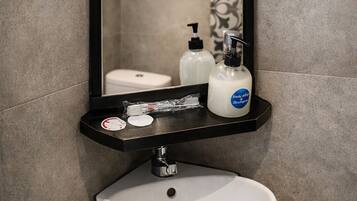 Chuveiro, toalhas de banho