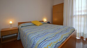 1 bedroom, bed sheets