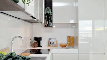 Frigorifero, forno, piano cottura, lavastoviglie