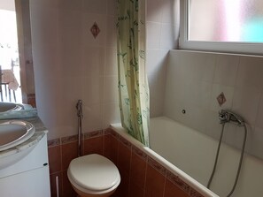 Huoneisto (One Bedroom Apartment with Terrace) | Kylpyhuone | Pyyhkeet