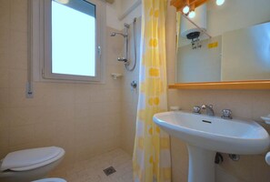 Shower - House in semi detached villa with garden (Bibione)