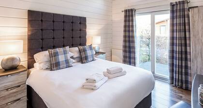 Roydon Two Bedroom Lodge with Hot Tub (Pet)