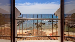 A balcony with a view of the sea, featuring a metal railing and tiled flooring. - Beachfront Escape in Rovinj (Rovinj)