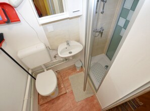 Maison (Single Room) | Salle de bain | Douche, serviettes fournies