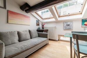 Apartment | Living area | 32-inch flat-screen TV with digital channels - La Mansardina di Giuly (Como)