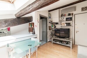 Apartment | Living area | 32-inch flat-screen TV with digital channels - La Mansardina di Giuly (Como)