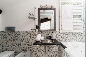 Apartment | Bathroom | Combined shower/bathtub, hair dryer, bidet, towels - La Mansardina di Giuly (Como)