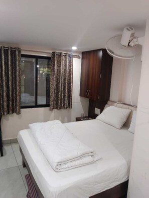 Deluxe Room | Free WiFi - Hotel Om Omkar (Ujjain)