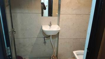 Deluxe Room | Bathroom | Shower, free toiletries, towels, soap