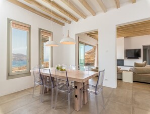 Villa | Dining