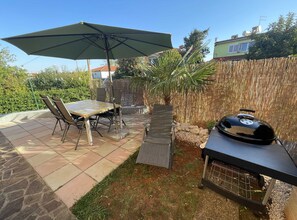 BBQ/picnic area - Classic and Modern Umag Apartment With Terrace and BBQ (Umag)